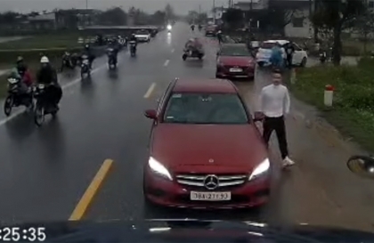 Clip: Thanh niên đi Mercedes-Benz nghênh ngang chặn đầu công-ten-nơ tại Hà Tĩnh đã bị mời lên phường