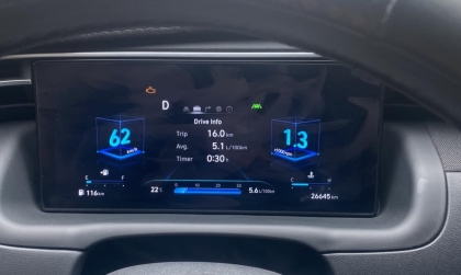 Xe CR-V vừa mua được mấy tháng đã bị oxi hóa cọc bình thế này có sao không?