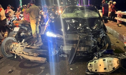 Ảnh TNGT: Hyundai Elantra 72A 61537 đâm văng người đi xe máy xuống sông