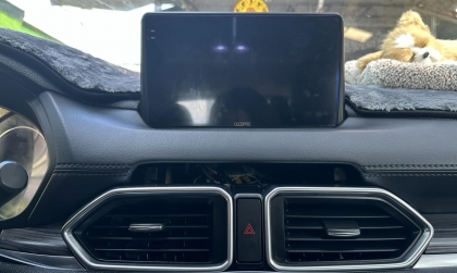 Xin các cụ chỉ cách xử lý xe Mazda CX-5 bị hở dưới màn hình?