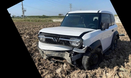 Ảnh TNGT: Chưa đeo biển, VinFast VF 3 đã xuống đồng đi cày, bung hết túi khí