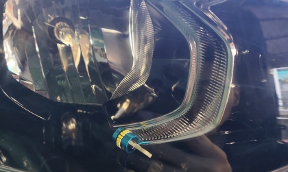 Có cách nào cứu được đèn demi của Suzuki Ertiga bị rơi thế này không?