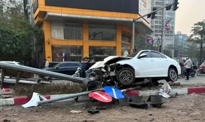 Clip TNGT: Mercedes-Benz C300 AMG BKS 30K 16375 leo dải phân cách, hạ gục cột điện