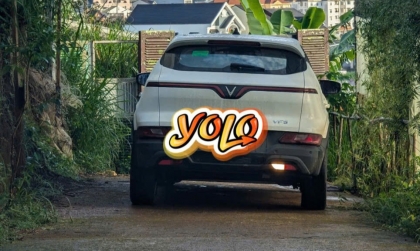 Đèn sau xe VF5 chỉ sáng 1 bên thế này do lỗi phải không anh chị?