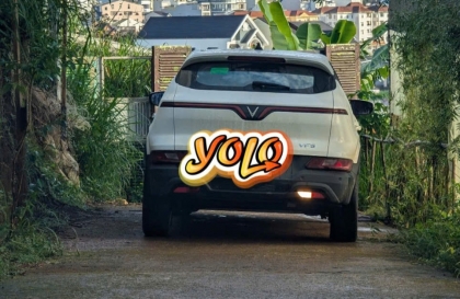 Đèn sau xe VF5 chỉ sáng 1 bên thế này do lỗi phải không anh chị?