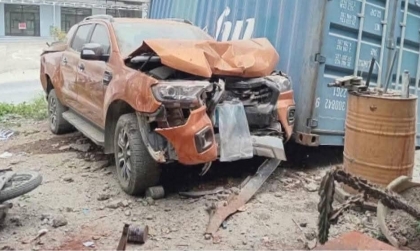 Clip TNGT: Công-ten-nơ vào vỉa tốc độ cao văng cả thùng hàng vào nhà dân