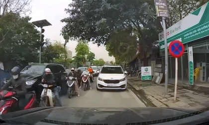 Ý thức Giao thông: KIA Carnival 30L 02153 lao lên như một vị thần không biết sợ hãi