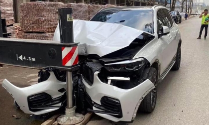 Ảnh TNGT: Tranh cãi nảy lửa BMW X5 đâm xe cẩu, lỗi tài xế hay nhà thầu xây dựng?