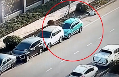 Clip TNGT: Toàn cảnh taxi Xanh SM đâm luôn vào khách vừa xuống xe, ủi hàng loạt xe khác
