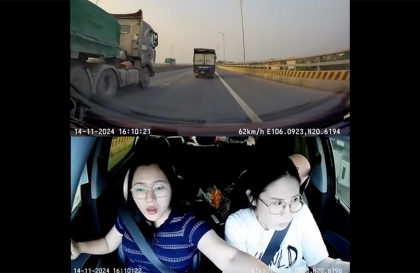 Clip TNGT: Pha xử lý của tay lái Nữ khiến nhiều anh em phải chạy dài