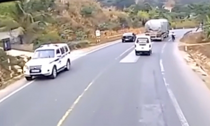 Ý thức Giao thông: Clip thanh niên vượt ẩu, ép cả xe CSGT vào lề đường