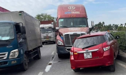 Clip TNGT: Chuyển làn không quan sát, Toyota Yaris 30A 45216 bị công-ten-nơ ủn quay ngang giữa đường