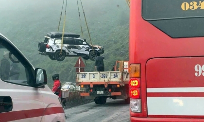 Ảnh TNGT: Toyota Land Cruiser 51K 99691 lật trên đèo Đá Trắng do đường trơn trượt