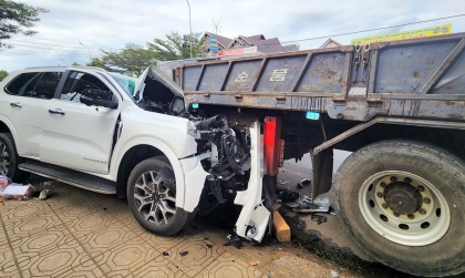 Ảnh TNGT: Ford Everest đâm xe tải đang dừng đỗ với tốc độ cao