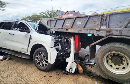 Ảnh TNGT: Ford Everest đâm xe tải đang dừng đỗ với tốc độ cao