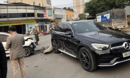 Ảnh TNGT: Hyundai Grand i10 nát đầu, rơi cản trước khi đâm vào hông Mercedes-Benz GLC 30k 69229