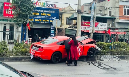 Clip TNGT: Chú rể cầm lái Ford Mustang leo dải phân cách, đâm thẳng cột điện