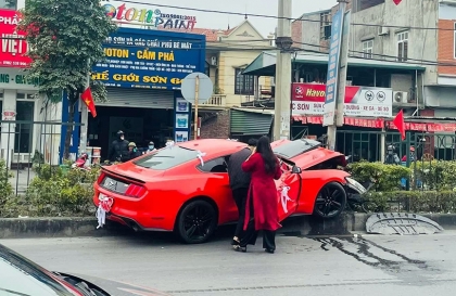 Clip TNGT: Chú rể cầm lái Ford Mustang leo dải phân cách, đâm thẳng cột điện