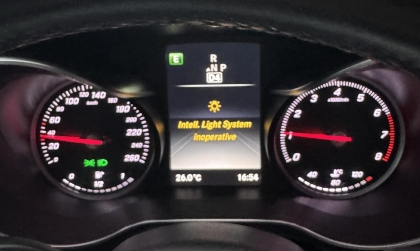 Mercedes C 250 báo thế này khi đi trời mưa là sao các bác?