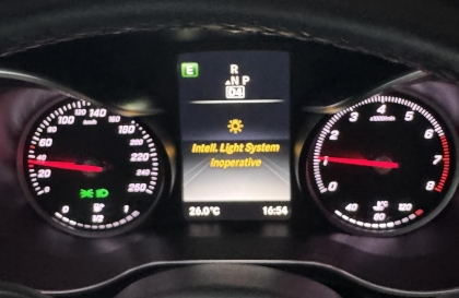 Mercedes C 250 báo thế này khi đi trời mưa là sao các bác?