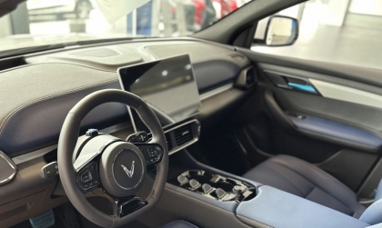 Có bác nào mua xe VF 8 Eco tiên phong bị hỏng moto lên xuống kính chưa?