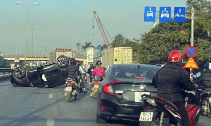 Ảnh TNGT: Khó lý giải đi trong phố, tài xế Peugeot 2008 vẫn lật ngửa được xe giữa đường 