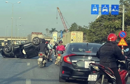 Ảnh TNGT: Khó lý giải đi trong phố, tài xế Peugeot 2008 vẫn lật ngửa được xe giữa đường 