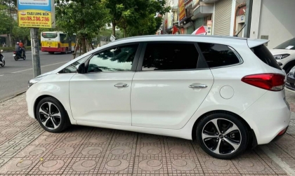 Xe Kia Rondo bị kêu khi qua gờ trên đường là sao vậy?
