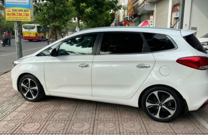 Xe Kia Rondo bị kêu khi qua gờ trên đường là sao vậy?