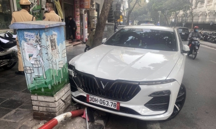 Ảnh TNGT: VinFast Lux A lao lên vỉa hè, hạ gục biển báo giao thông