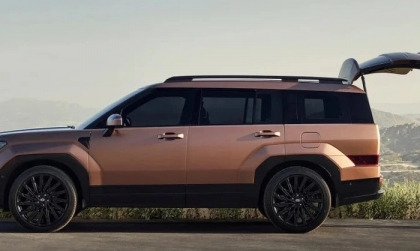 Hyundai Santa Fe tự mở cốp khi em đang đứng phía sau là sao ạ?