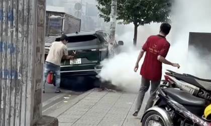 Clip: VinFast VF 9 tự lùi xe không rõ nguyên nhân, đốt lốp như drift