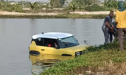 Clip TNGT: Trục vớt thành công VinFast VF 3 lao xuống ao