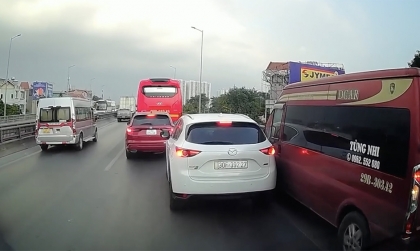 Clip: Tài xế Mazda CX-5 quyết dạy tài xế xe khách bài học về Ý thức Giao thông