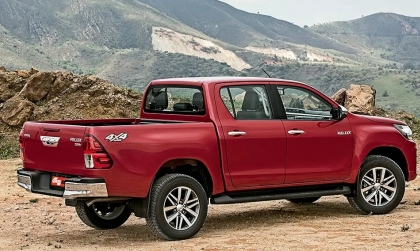 Toyota Hilux bị khực khi đi chậm rà phanh là sao ae nhỉ?