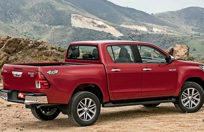 Toyota Hilux bị khực khi đi chậm rà phanh là sao ae nhỉ?