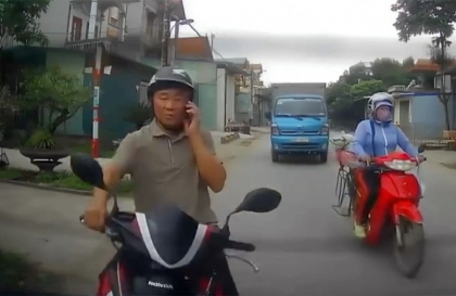 Clip TNGT: Cắm cúi vào điện thoại, người đàn ông cứ thế lao thẳng đuôi ô tô