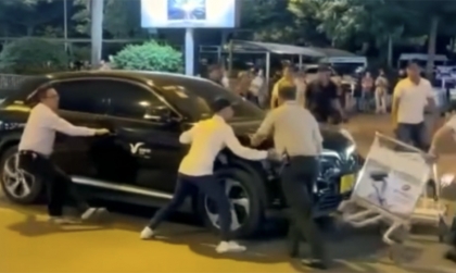 Clip TNGT: Hàng chục người ngăn VinFast VF 8 tự lăn bánh trong nhà ga Tân Sơn Nhất nghi tài xế chưa về hết số