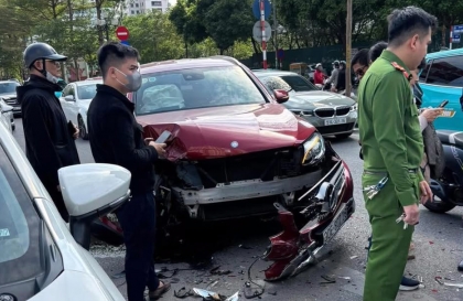 Ảnh TNGT: Mercedes-Benz GLC vỡ nát đầu xe sau tai nạn