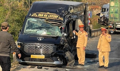 Clip TNGT: Toàn cảnh vụ công-ten-nơ đấu đầu đâm thẳng Ford Transit, nghi tài xế buồn ngủ