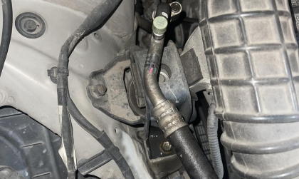 Suzuki XL7 bị loang nước loang trong khoang động cơ thế này là sao?