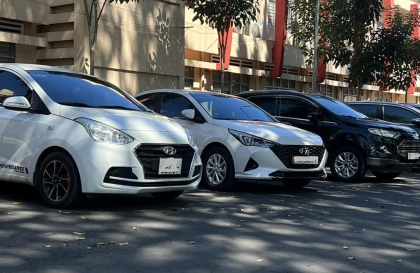 Sao vô lăng xe Hyundai i10 bị nặng thế nhỉ?