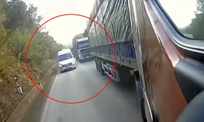 Clip tài xế sơ-mi rơ-moóc dạy cho tài xế xe khách một bài học về ý thức giao thông