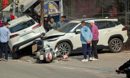 Clip TNGT: Cặp đôi Toyota Corolla Cross trèo lên nhau trong tai nạn liên hoàn