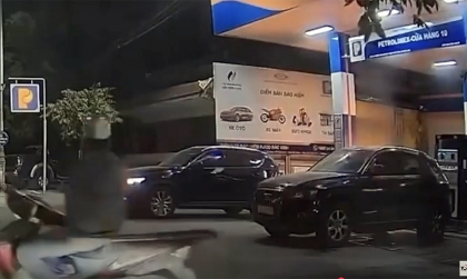 Clip TNGT: Tài xế Mazda CX-5 lóng ngóng lùi đổ trụ xăng rồi lên xe bỏ chạy khỏi đám cháy