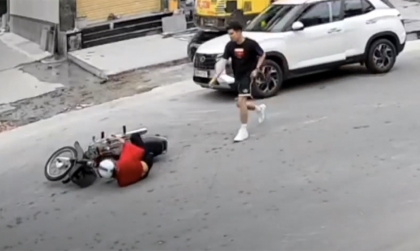 Clip TNGT: Thanh niên đi Hyundai Creta bất cẩn mở cửa gây tai nạn