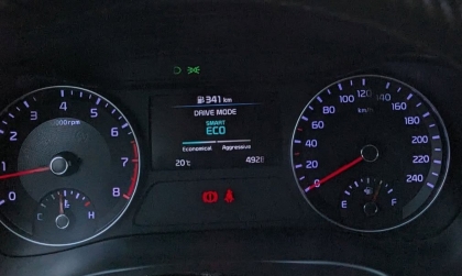 Sao xe Kia Cerato để auto mà đèn lại tự bật giữa trưa?