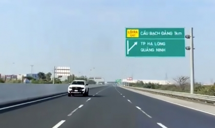 Ý thức Giao thông: Chị gái thản nhiên đi ngược chiều trên cao tốc Hà Nội – Hải Phòng