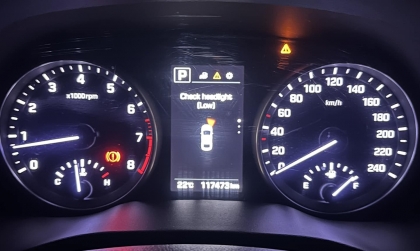 Các bác tư vấn giúp Hyundai Elantra hiện lỗi đèn pha này?