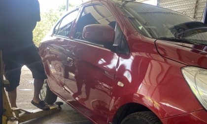 Attrage bị kêu sau cốp xe khi qua chỗ xóc thì có vấn đề gì không?